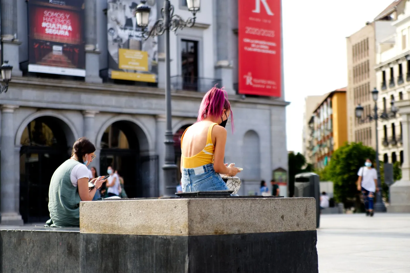 Persona adulta en un entorno urbano