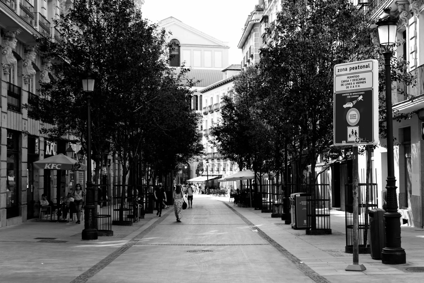 Persona adulta en un entorno urbano