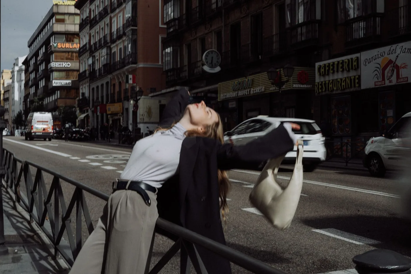 Persona adulta en un entorno urbano