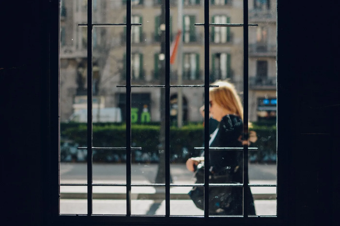 Persona adulta en un entorno urbano