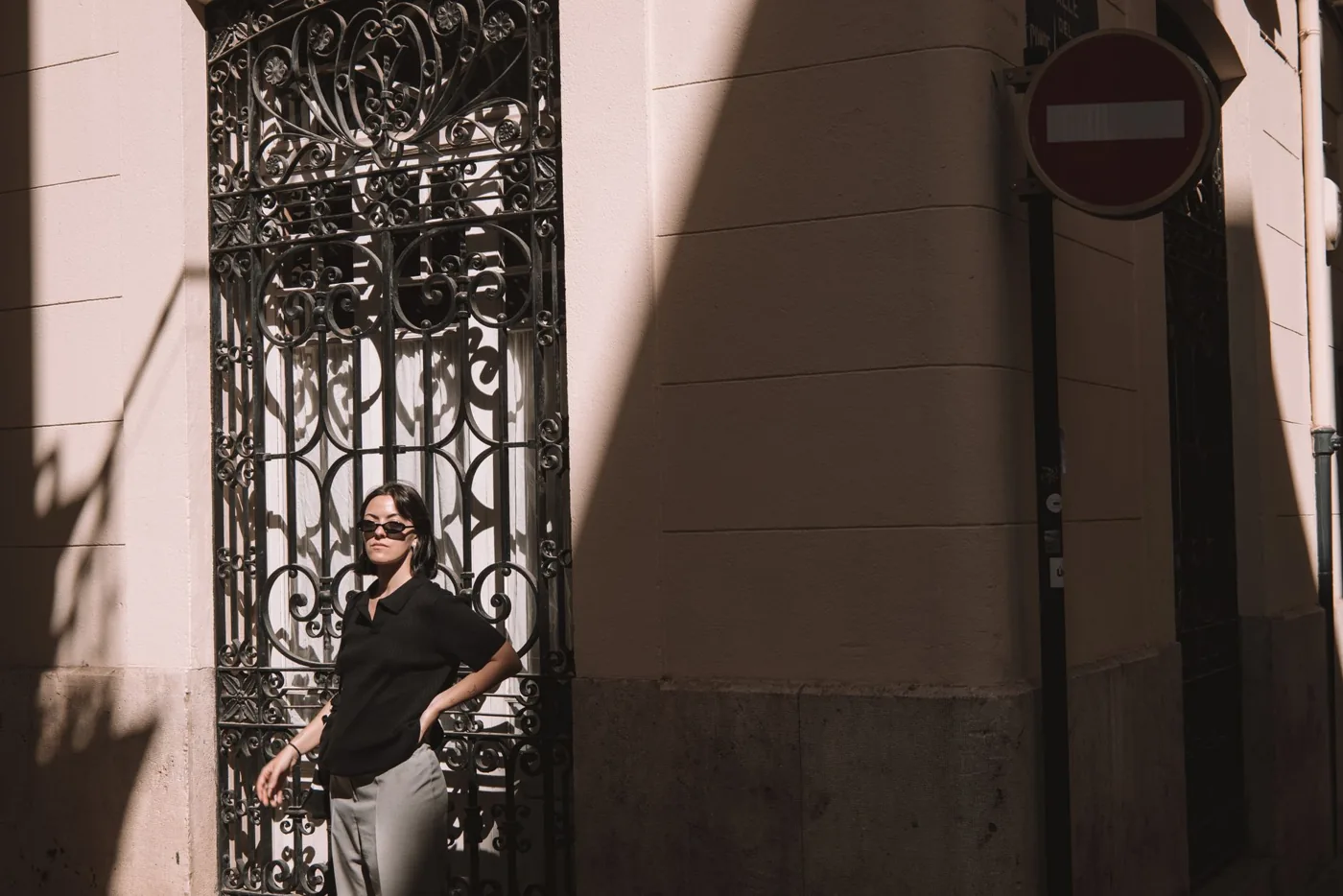 Persona adulta en un entorno urbano