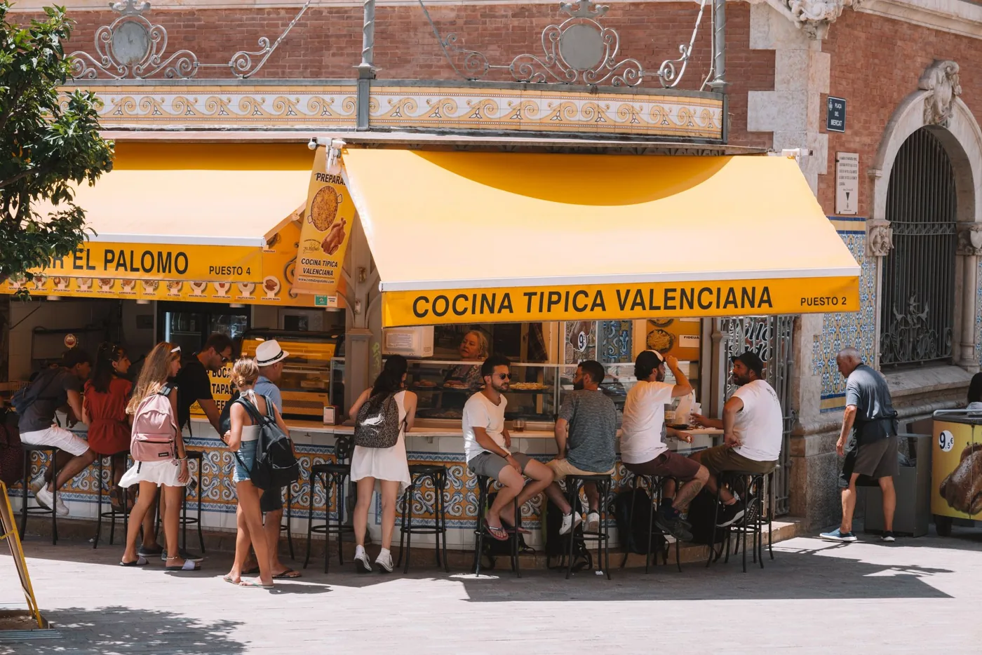 Persona adulta en un entorno urbano