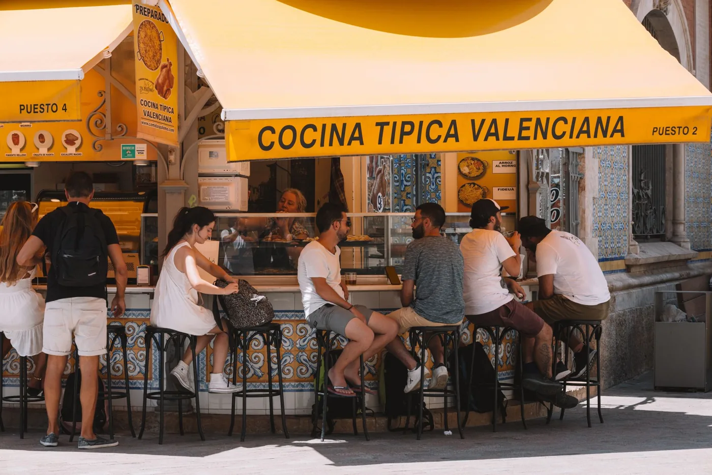 Persona adulta en un entorno urbano