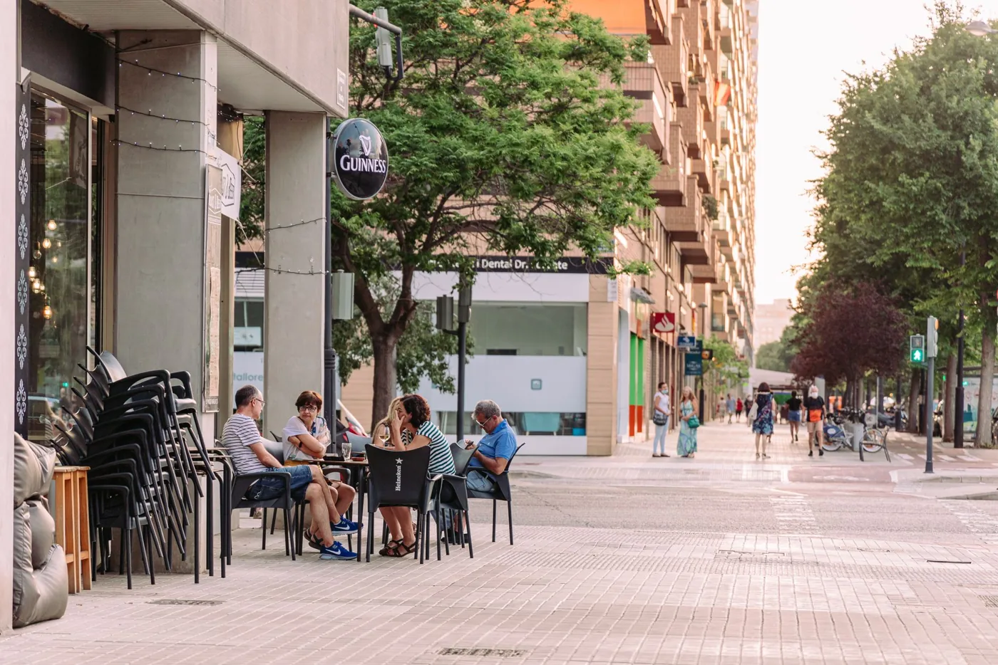 Persona adulta en un entorno urbano
