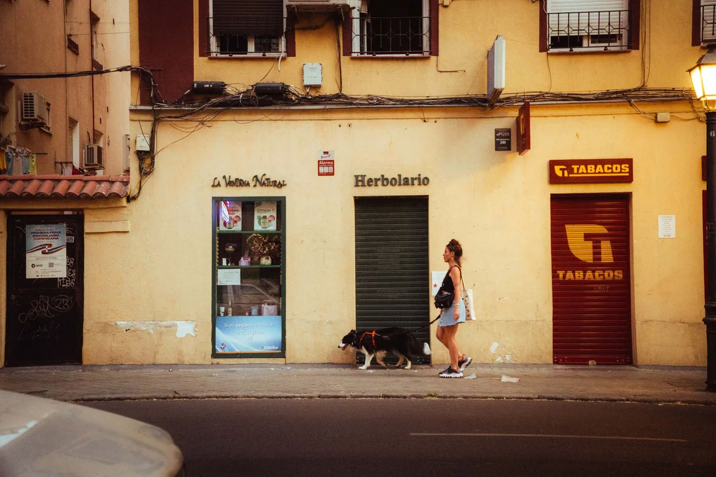 Persona adulta en un entorno urbano