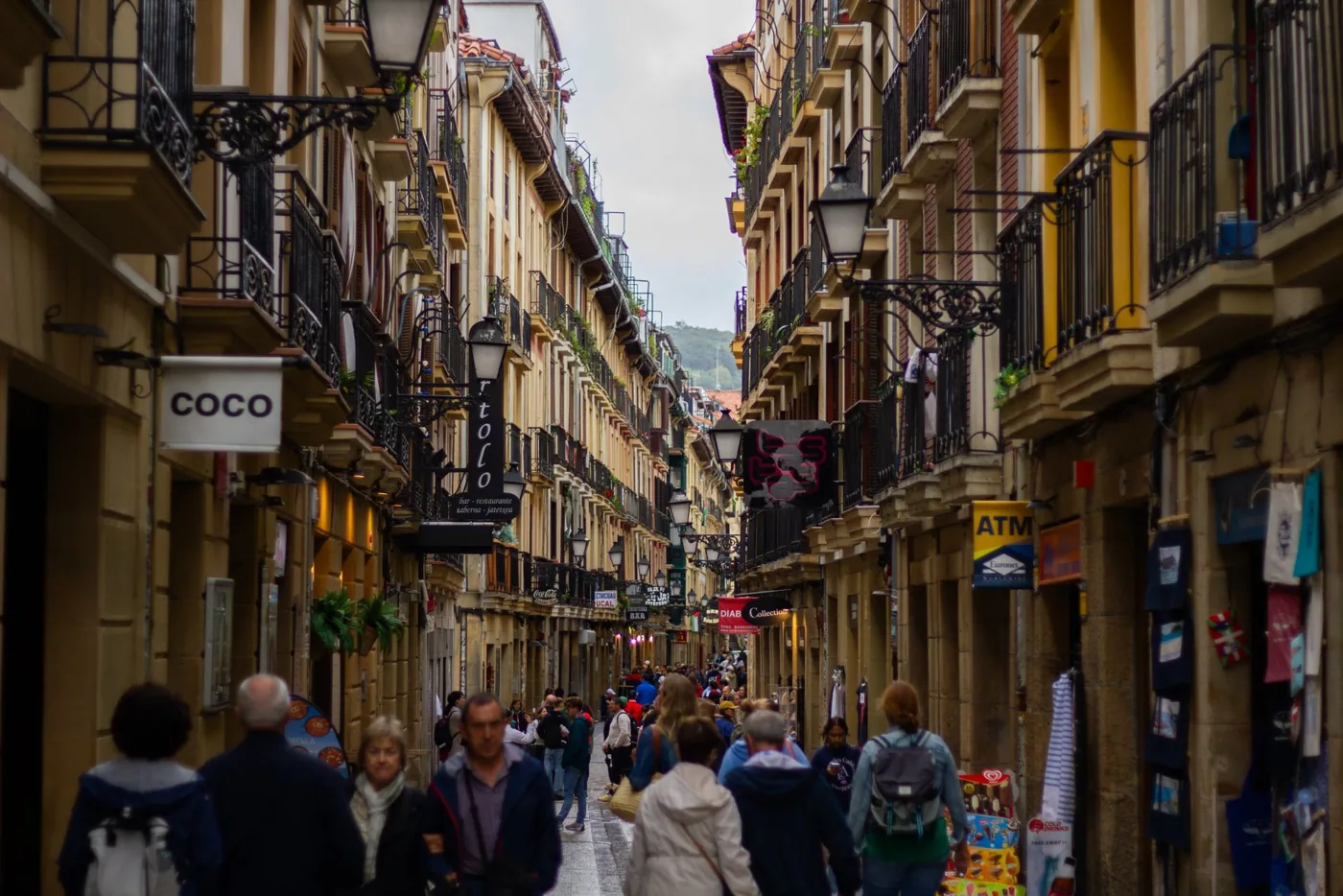 Persona adulta en un entorno urbano