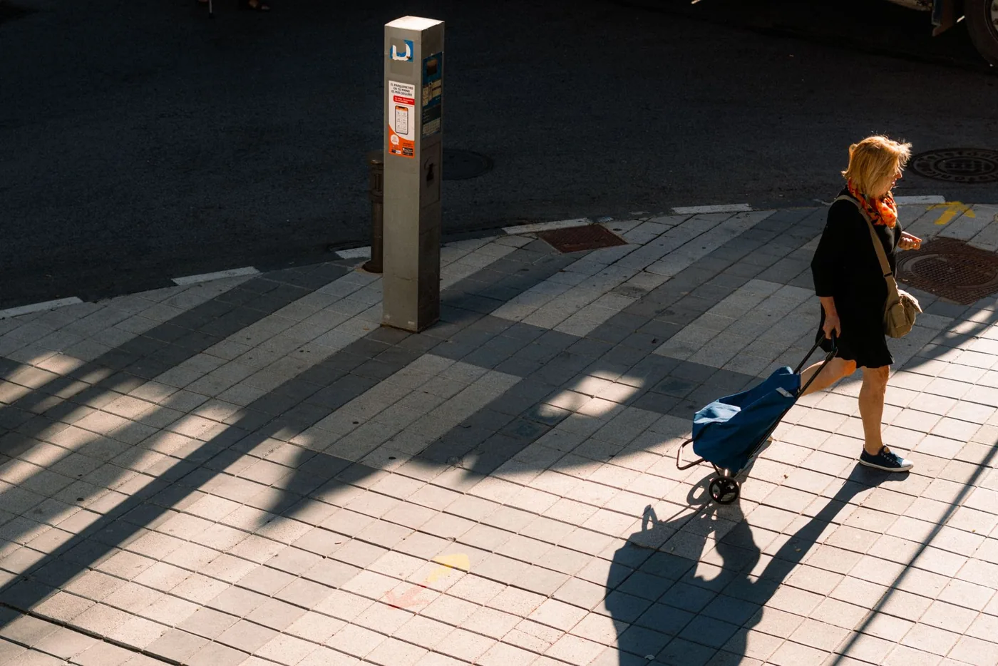 Persona adulta en un entorno urbano