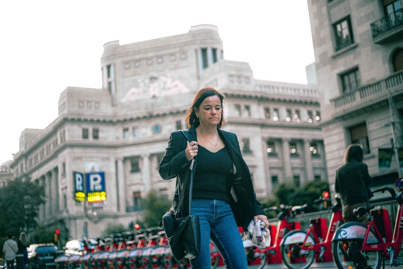Persona adulta en un entorno urbano