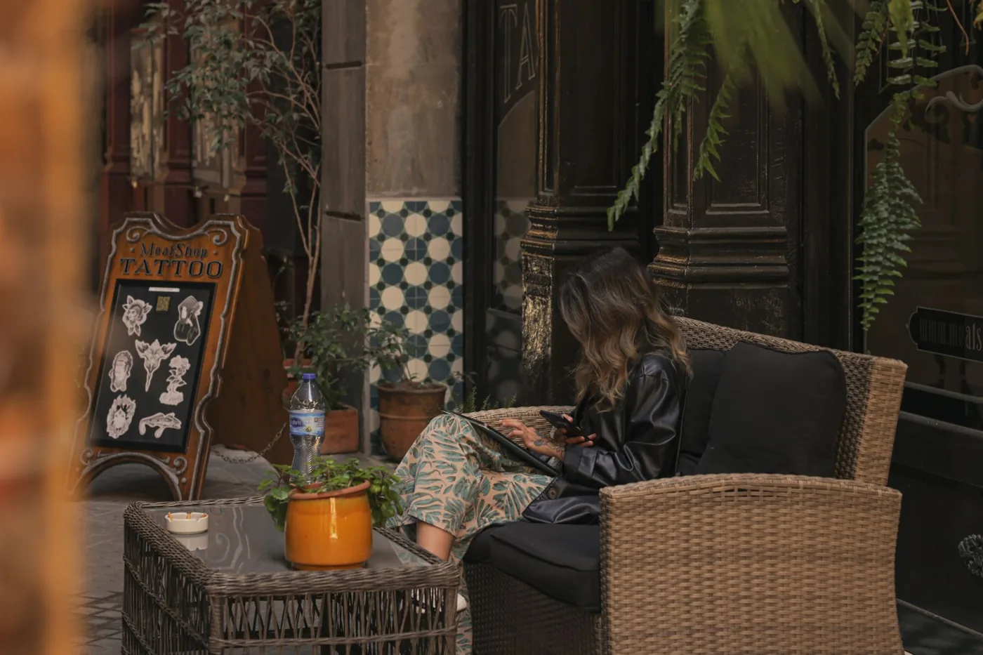 Persona adulta en un entorno urbano