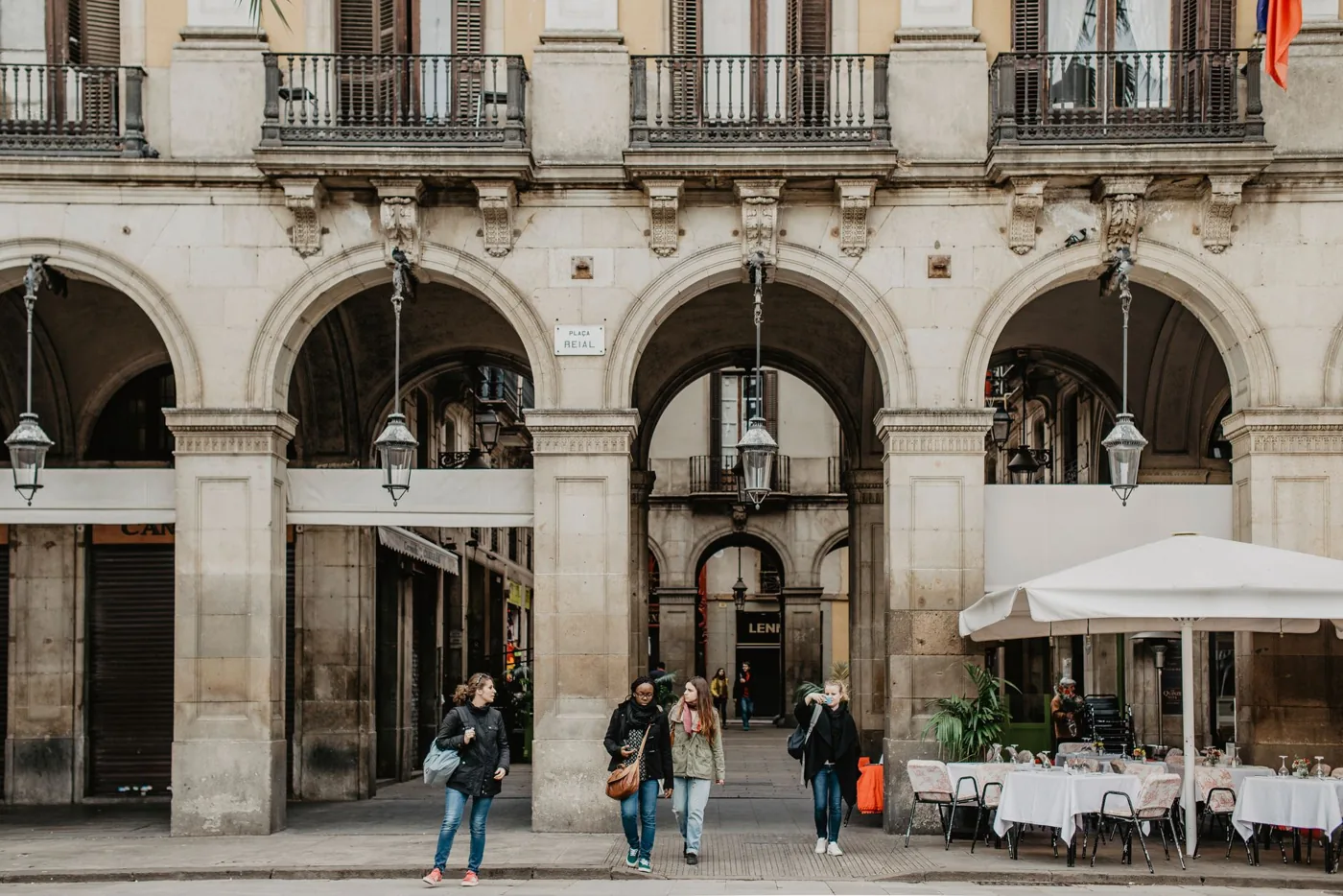 Persona adulta en un entorno urbano