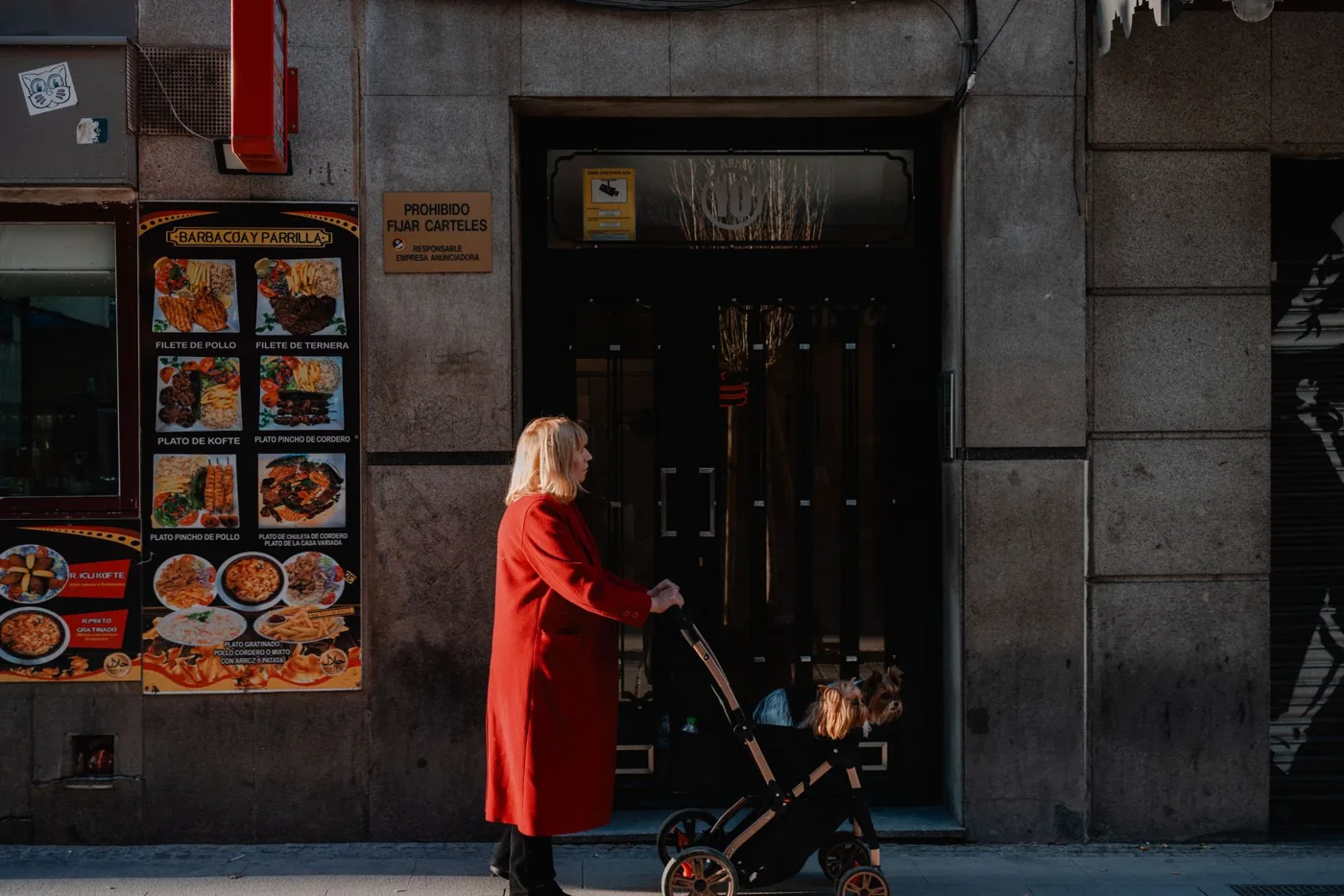 Persona adulta en un entorno urbano
