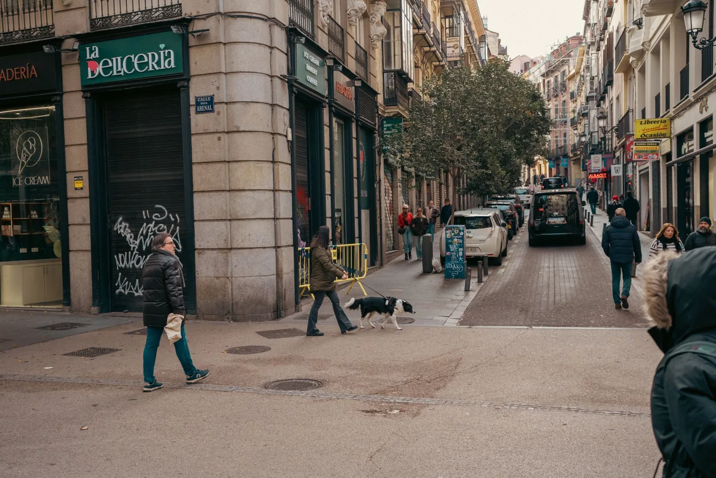 Persona adulta en un entorno urbano