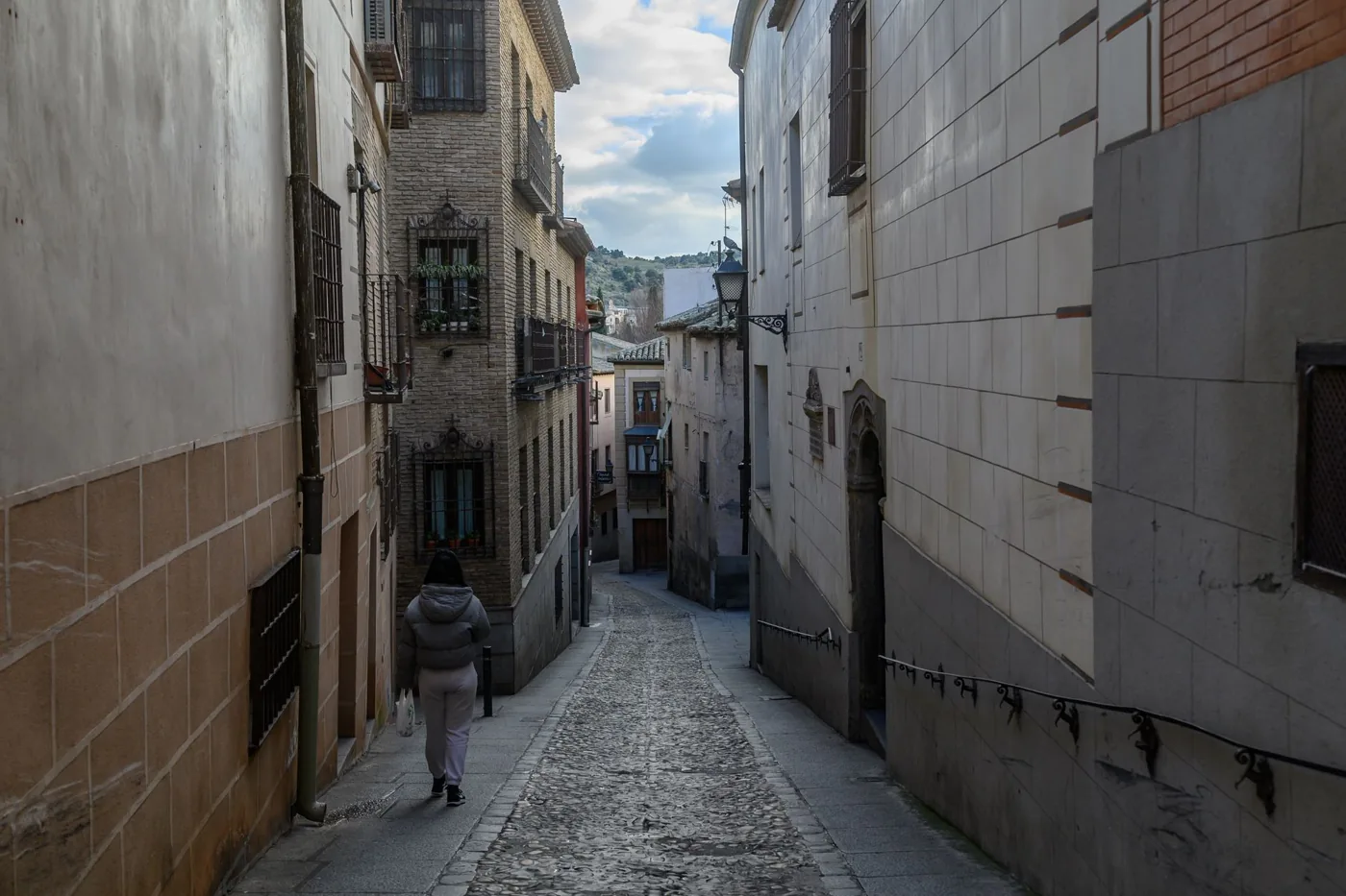 Persona adulta en un entorno urbano