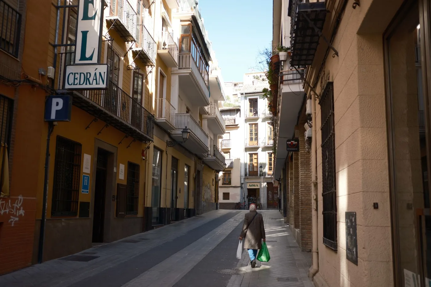 Persona adulta en un entorno urbano