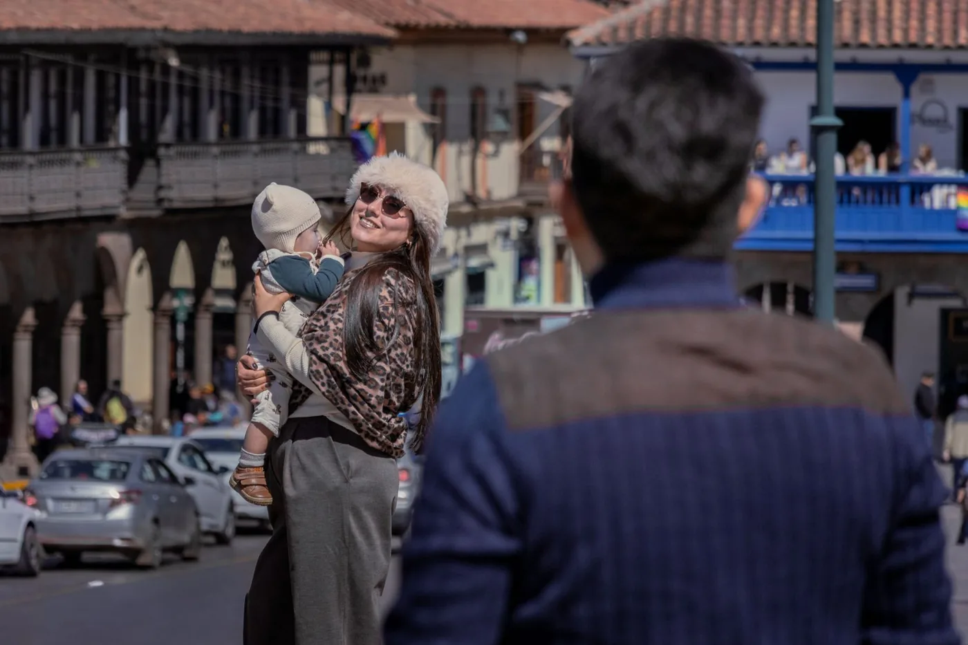 Persona adulta en un entorno urbano