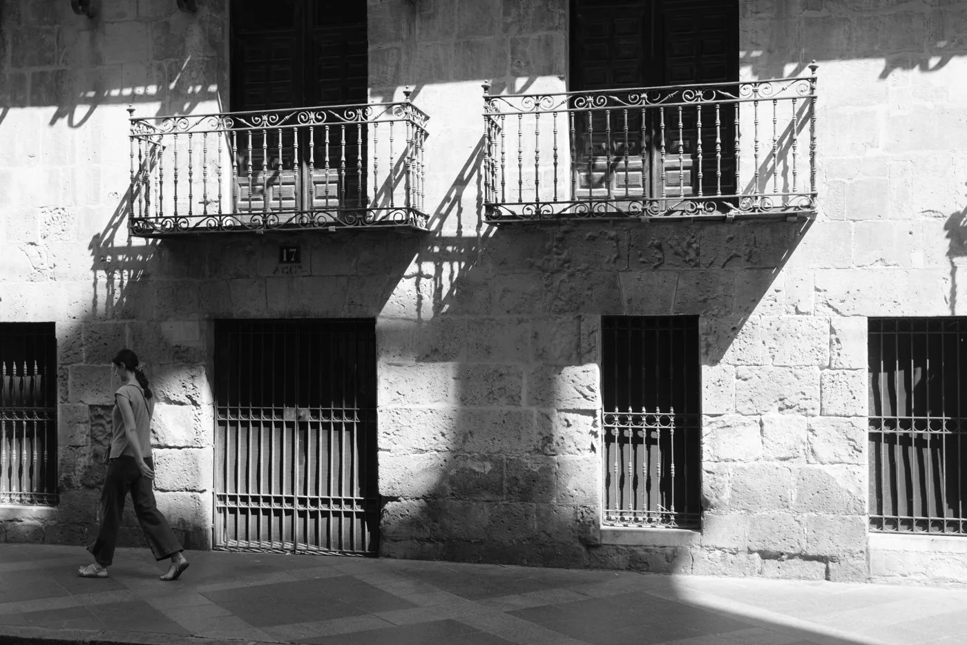Persona adulta en un entorno urbano